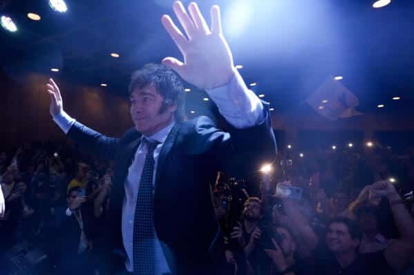 Multitud asiste a un evento político con entusiasmo