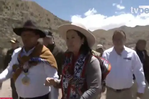 Autoridades y comuneros recorriendo el paisaje andino durante la actividad oficial en Paccaritambo, Cusco
