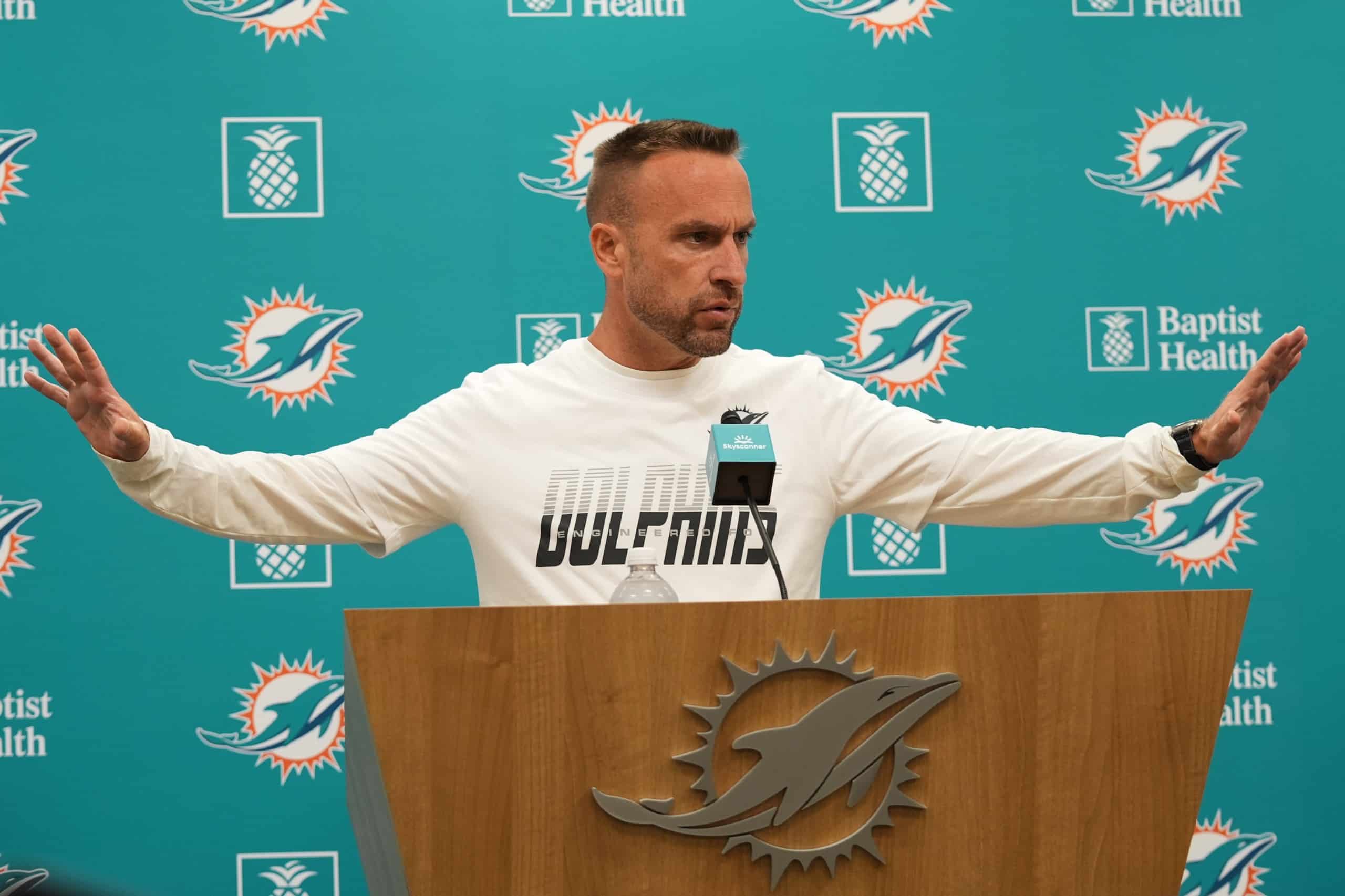 Jeff Hafley, nuevo entrenador en jefe de los Miami Dolphins, durante una conferencia de prensa