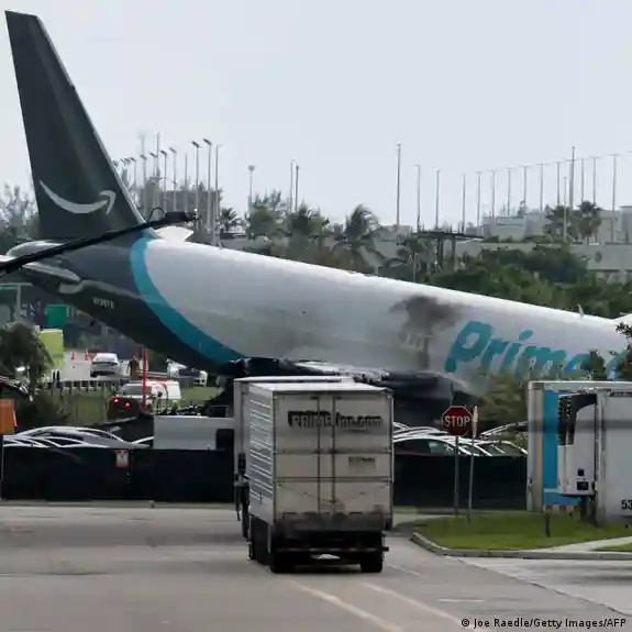 Avión de carga de Amazon en el lugar del accidente en el Aeropuerto Internacional de Miami