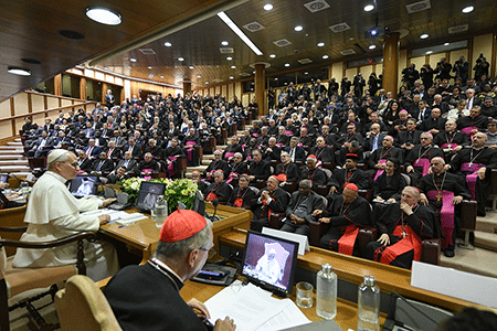El Papa junto a miembros del clero en un auditorio durante un evento formal sobre inteligencia artificial