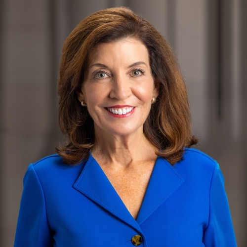 Kathy Hochul sonriente, gobernadora de Nueva York, en un entorno oficial
