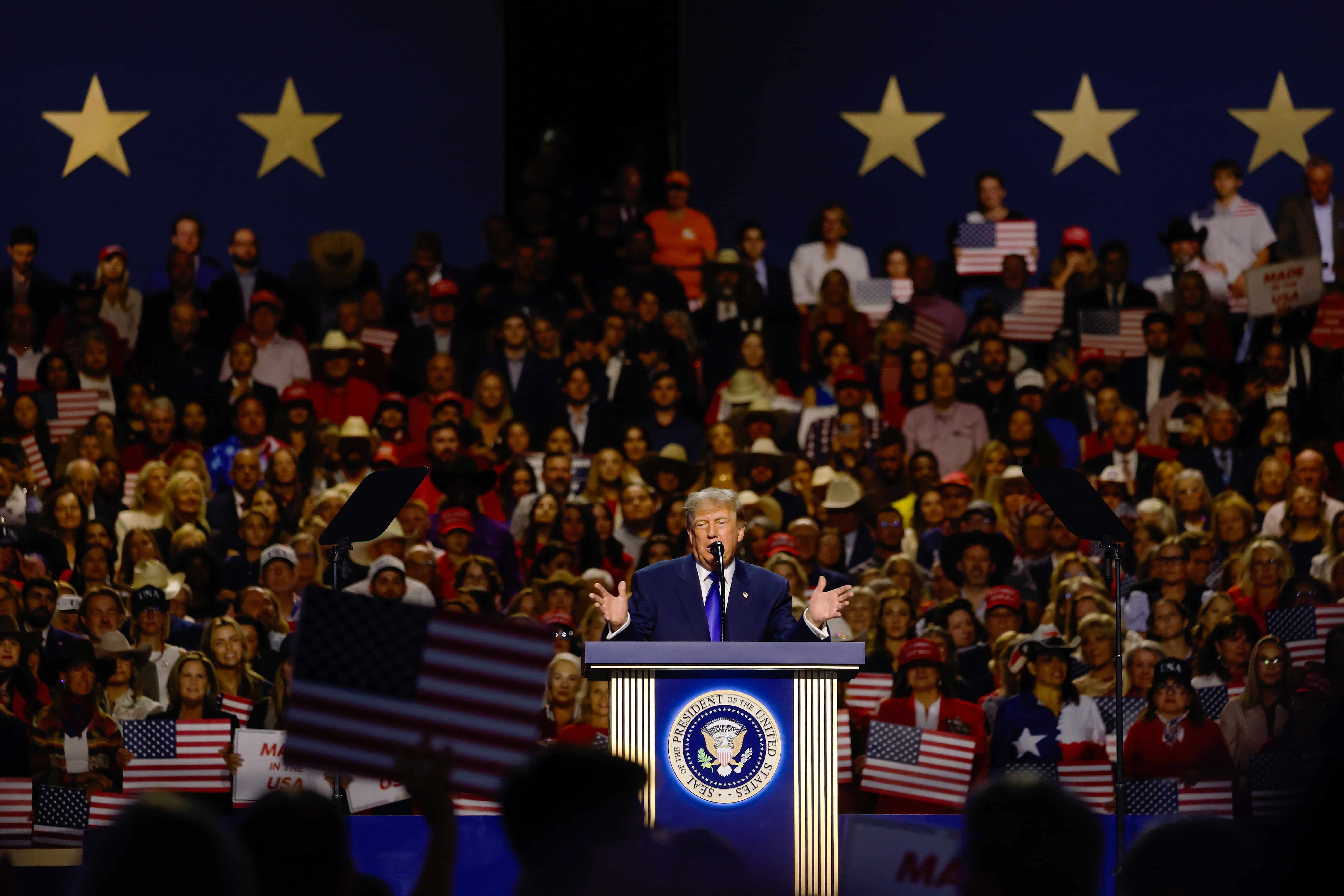 Orador en el podio durante la convención republicana ante una multitud con banderas de Estados Unidos