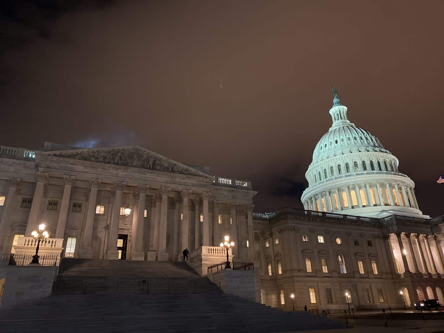 Vista nocturna del Capitolio de los Estados Unidos con su domo iluminado