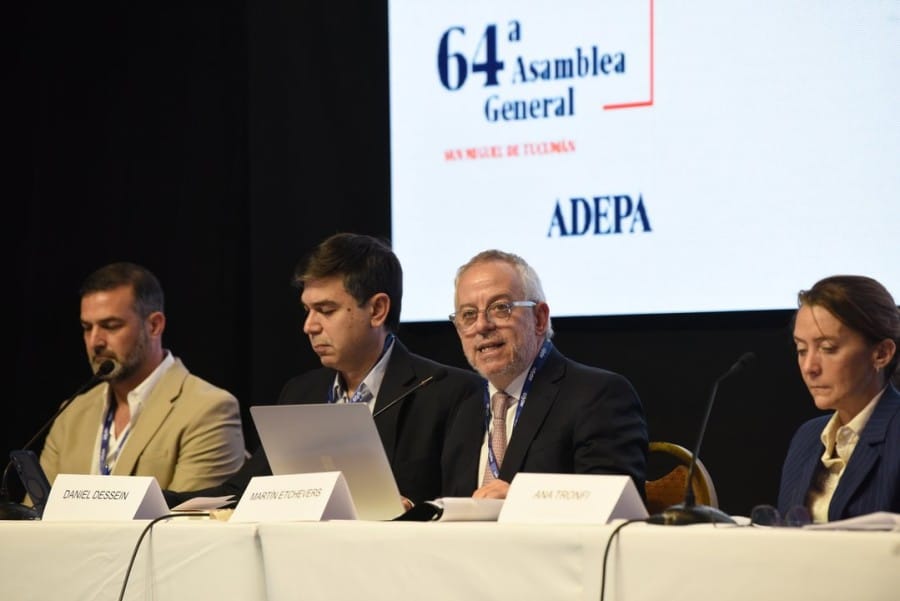 Cuatro personas participan en una mesa de trabajo durante la 64 Asamblea General de ADEPA en San Miguel de Tucumán