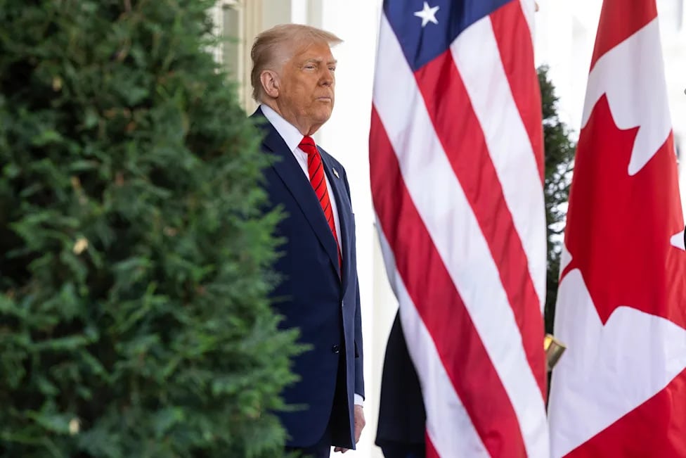 Escena exterior en la Casa Blanca con banderas de Canadá y Estados Unidos durante el recibimiento al embajador de Trump
