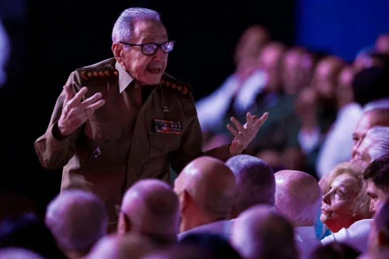Raúl Castro con uniforme verde olivo durante su reaparición pública