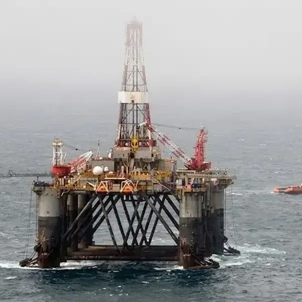Plataforma petrolera en el mar