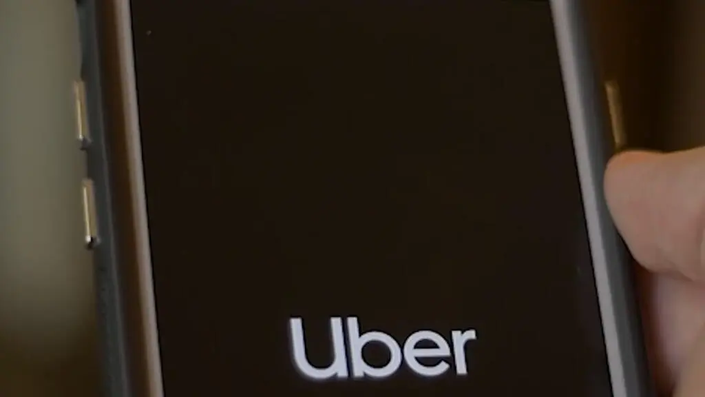 Primer plano de un teléfono móvil mostrando el logotipo de Uber