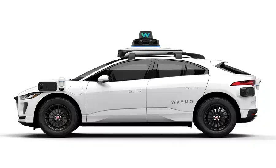 Vehículo autónomo de Waymo estacionado con sensores en el techo