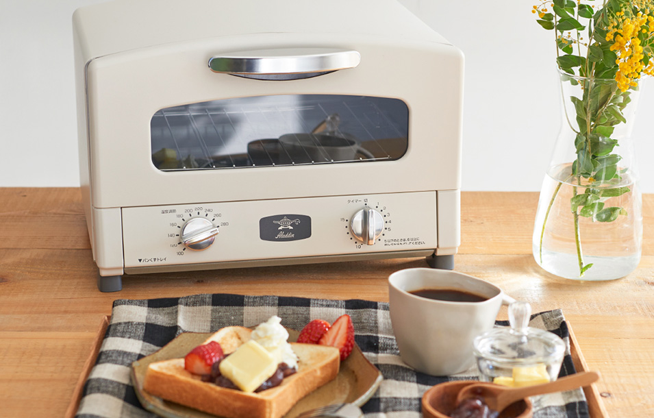 เตาอบ Aladdin สีดำวางอยู่บนเคาน์เตอร์พร้อมขนมปังปิ้ง