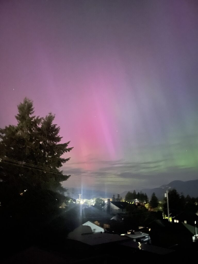 AURORA RIGHT NOW OVER PORT ALBERNI (updated with pictures and video, more possible May 11/12 night!)