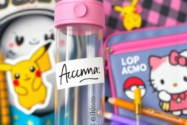 캐릭터 학용품에 부착된 방수 네임스티커