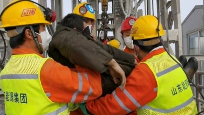 لحظة خروج أول عامل من المنجم
