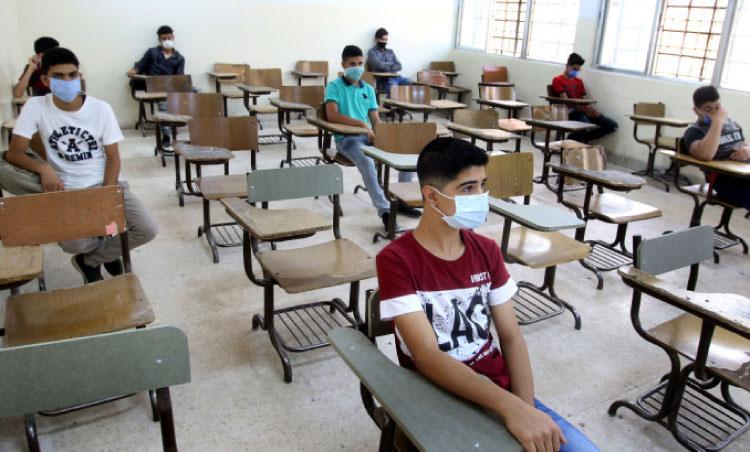 طلاب داخل الغرفة الصفية في إحدى مدارس المملكة بوقت سابق- (تصوير: ساهر قدارة)