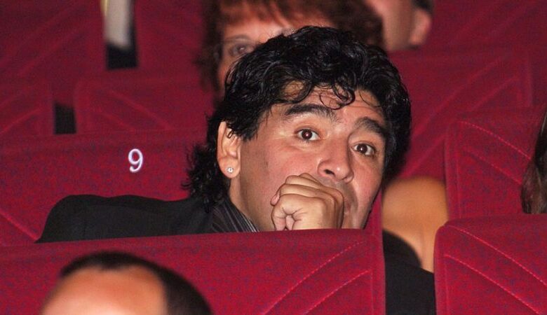 مارادونا يشاهد عرض فيلم كوستوريكا في مهرجان كان