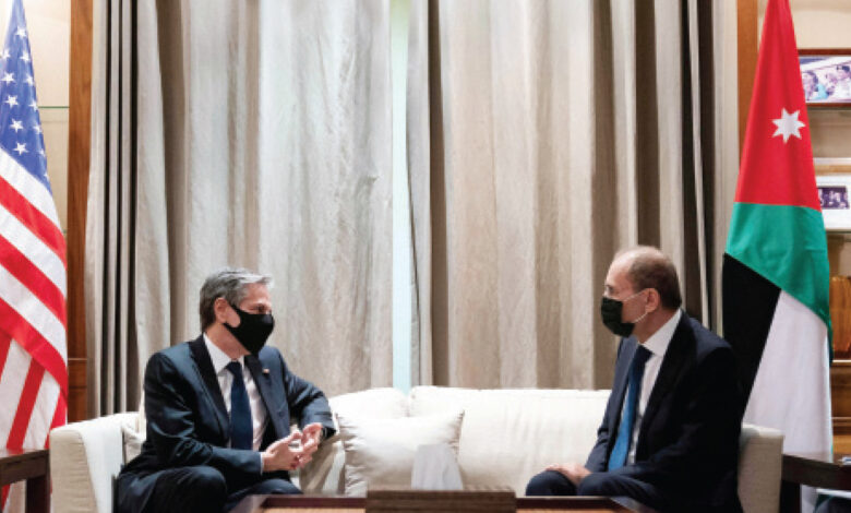 وزير الخارجية أيمن الصفدي خلال اجتماع له بنظيره الأميركي أنتوني بلينكن قبل أيام في عمان - (أ ف ب)