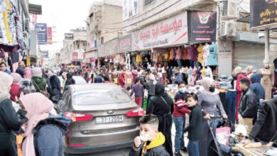 اكتظاظ بالمتسوقين في أحد شوارع الوسط التجاري في مدينة إربد أمس - (الغد)