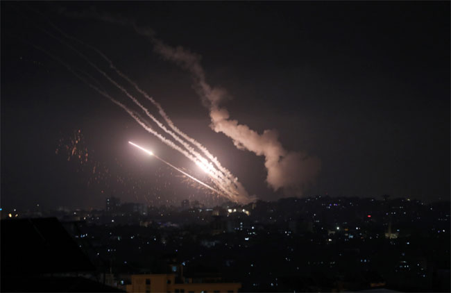 إطلاق نحو 150 صاروخا من غزة تجاه الأراضي المحتلة- (الأناضول)