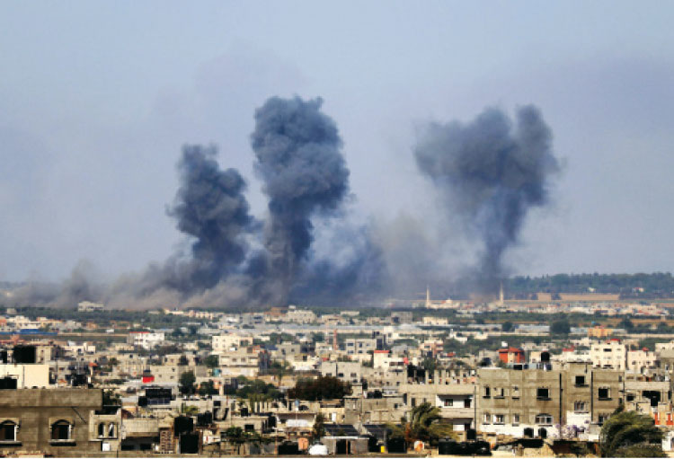 دخان يتصاعد من غزة جراء قصف الطائرات الإسرائيلية للمباني السكنية في القطاع-(أ ف ب)
