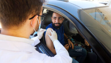 شاب يتلقى لقاح كورونا في مركبته بعمان الأسبوع الماضي - (تصوير: أمير خليفة)