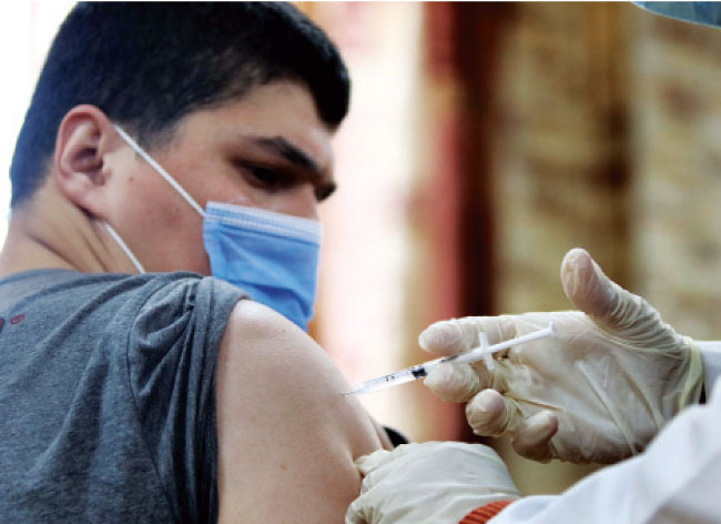 مواطن يتلقى مطعوما ضد فيروس كورونا - (تصوير: أمجد الطويل)
