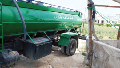 صهريج مياه يملأ أحد خزانات المواطنين بالمياه في إربد - (الغد)