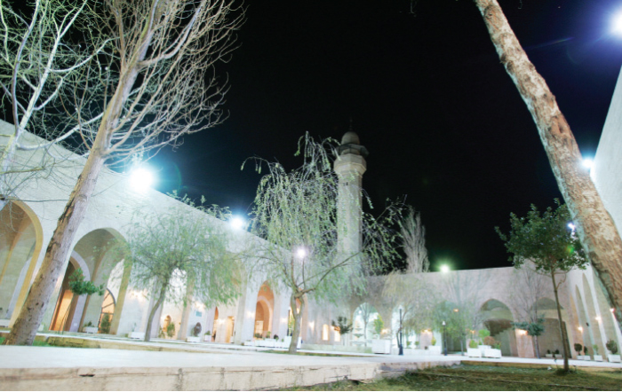 مسجد المزار الذي يضم أضرحة الصحابة في الكرك - (الغد)