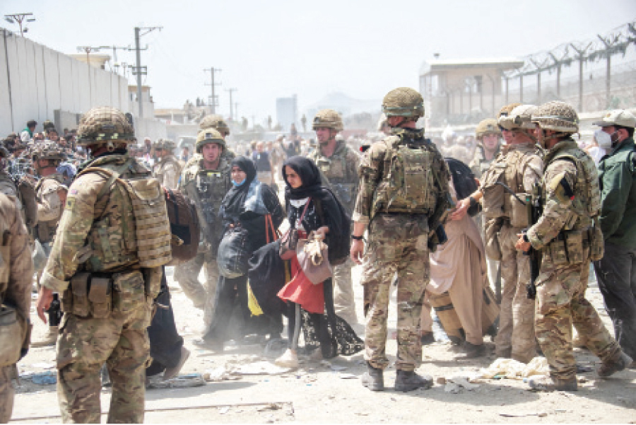 حالة من الفوضى تسود مطار العاصمة الأفغانية كابول خلال الايام الماضية.-(أ ف ب)