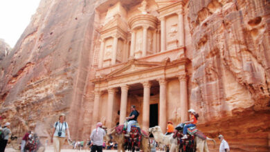 سياح يزورون مدينة البترا الأثرية - (الغد)