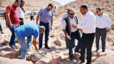 أعضاء من لجنة الطاقة والثروة المعدنية النيابية خلال زيارتهم إلى محمية ضانا أمس - (من المصدر)