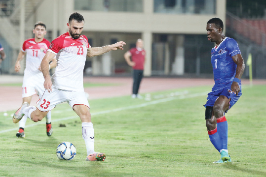 لاعب المنتخب احسان حداد (يسار) في المباراة أمام هاييتي - (من المصدر)
