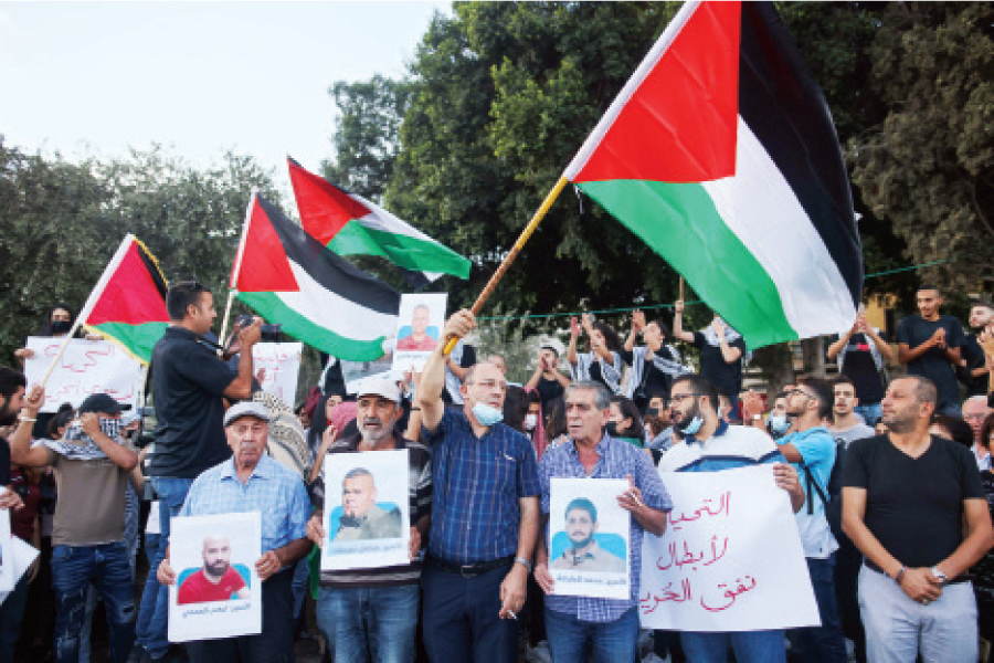 فلسطينيون في الناصرة يتظاهرون دعما للأسرى الذين فروا من سجن "جلبوع" أمس.-(ا ف ب)