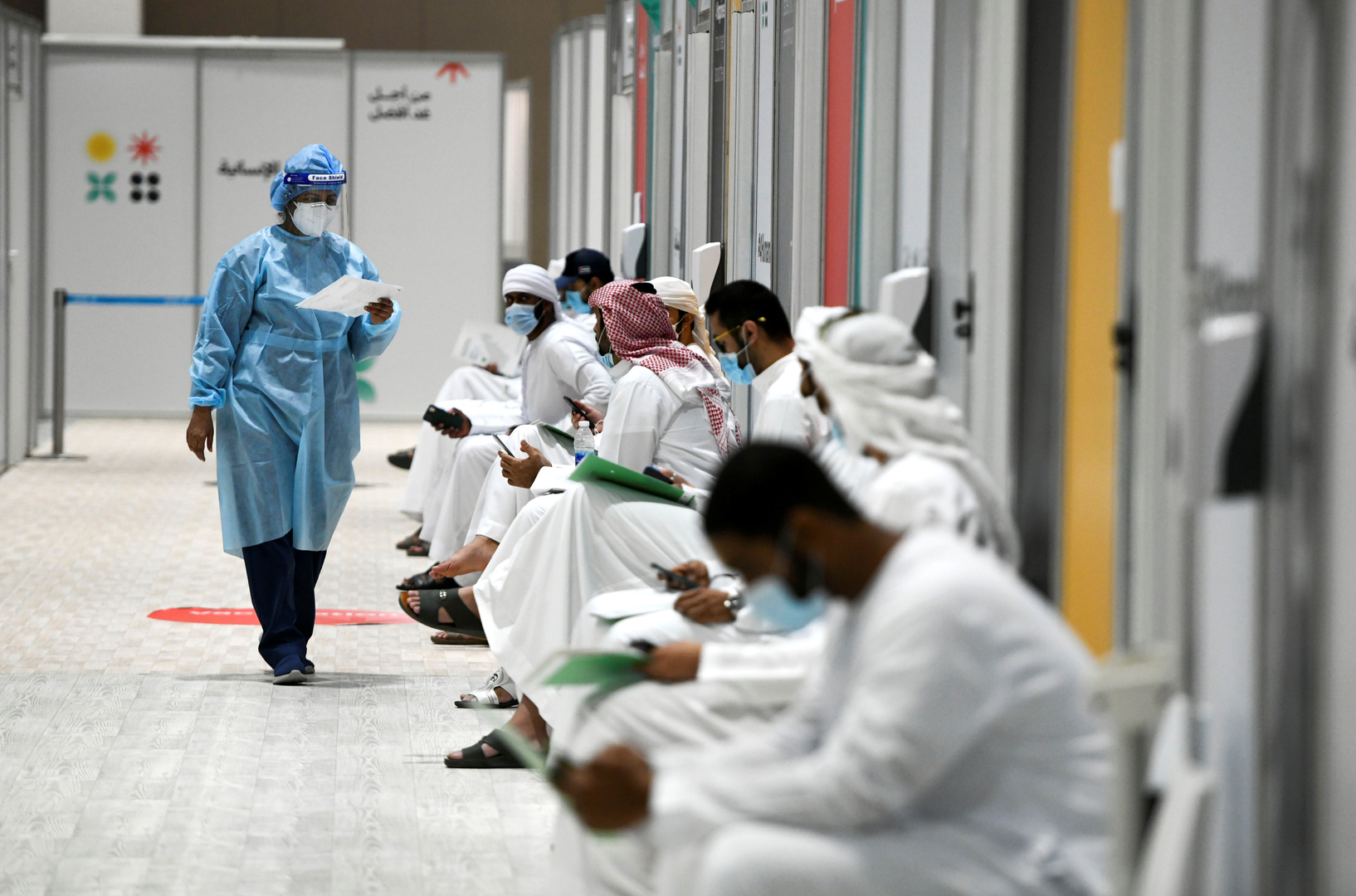 الإمارات تلغي إلزامية الكمامة في بعض الأماكن