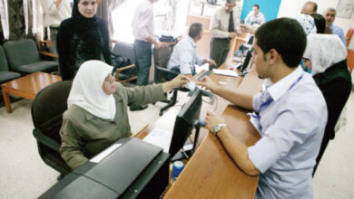 طالب يقدم أوراقه في قسم التسجيل بالجامعة الأردنية - (أرشيفية)