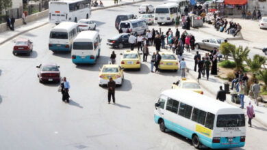 وسائل نقل عام في أحد شوارع عمان - (الغد)