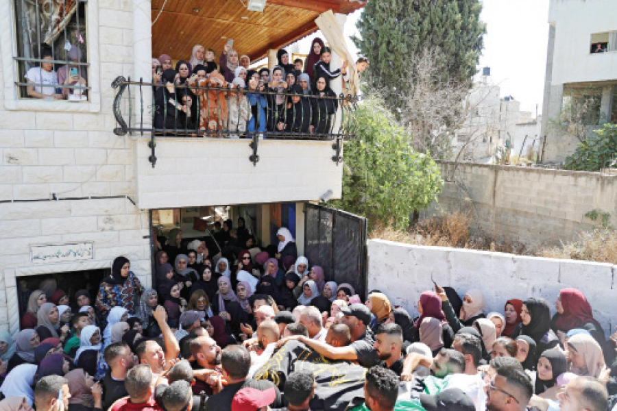 آلاف الفلسطينيين يشيعون الشهيد أسامة صبح إلى مثواه الأخير في بلدة برقين قرب جنين أمس - (ا ف ب)