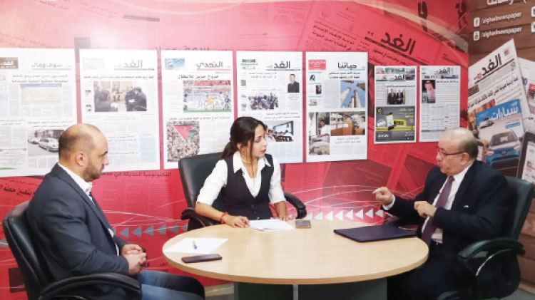 الزميلة غادة الشيخ خلال تقديمها حلقة من برنامج "وقفة عمالية" مع ضيفيها-(تصوير: ساهر قدارة)