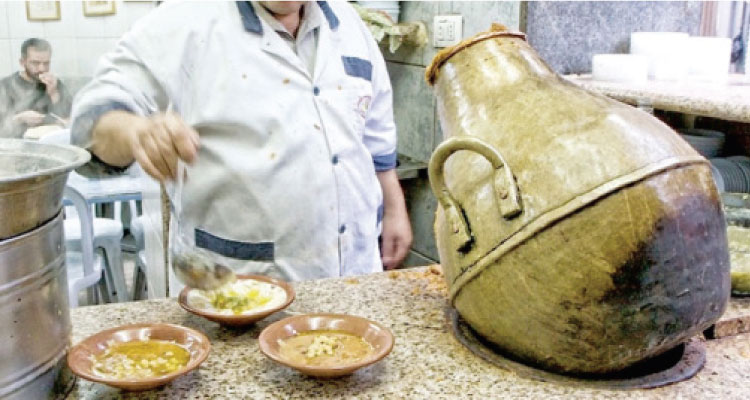 شاب يعد مأكولات في أحد المطاعم الشعبية-(ارشيفية)