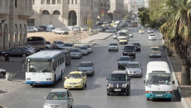 حافلات النقل العام بالقرب من دوار المدينة الرياضية - (تصوير: ساهر قدارة)
