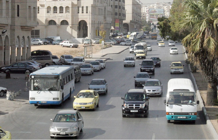 حافلات النقل العام بالقرب من دوار المدينة الرياضية - (تصوير: ساهر قدارة)