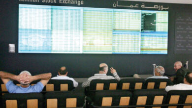 مستثمرون يراقبون أسعار الأسهم في بورصة عمان - (الغد)