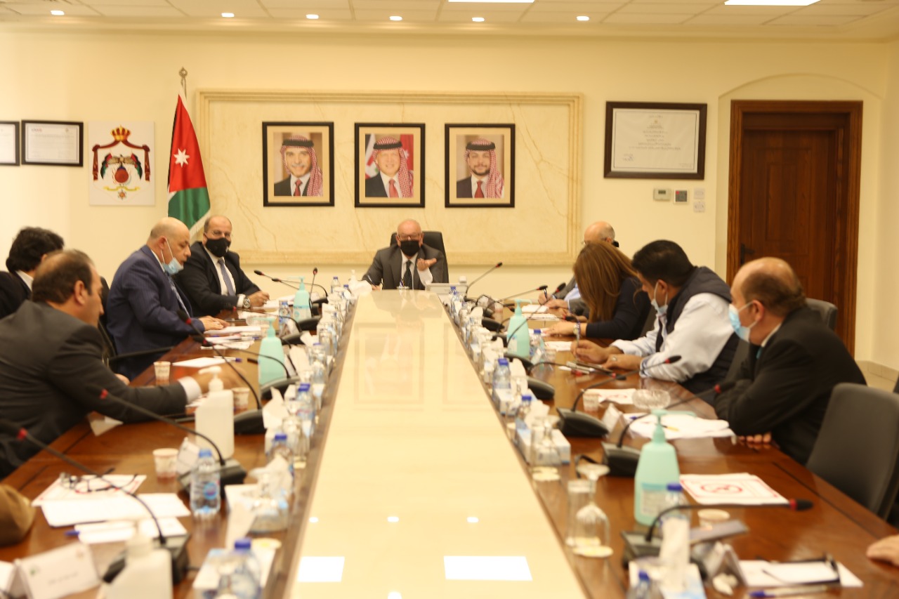 جانب اجتماع عقد في مبنى الوزارة مع نقيب المقاولين