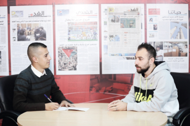 اللاعب اللبناني السابق في الوحدات أحمد زريق يتحدث للزميل مهند جويلس - (تصوير: أمير خليفة)