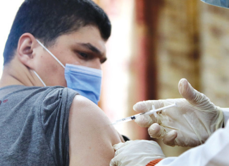 مواطن يتلقى تطعيما ضد كورونا-(تصوير: أمجد الطويل)