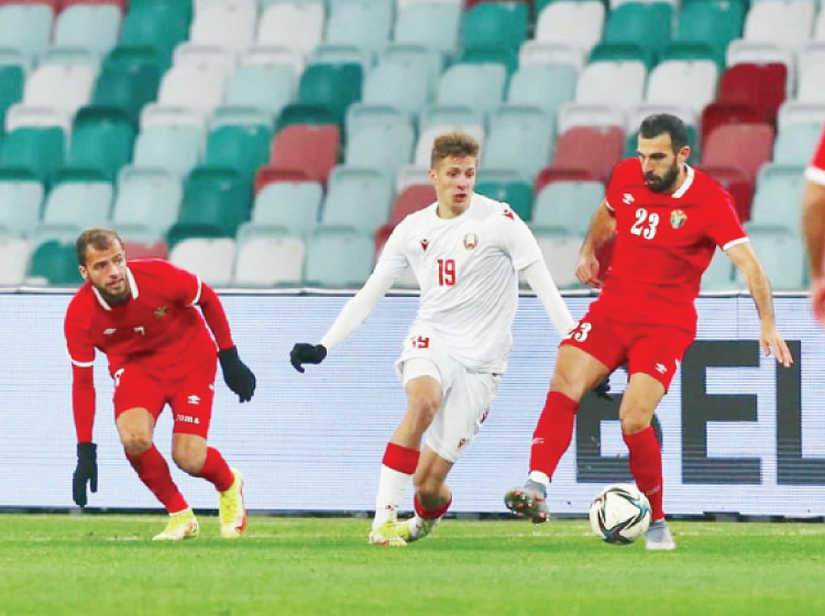 لاعب المنتخب الوطني احسان حداد يحمي الكرة خلال المباراة أمام بيلاروسيا - (من المصدر)
