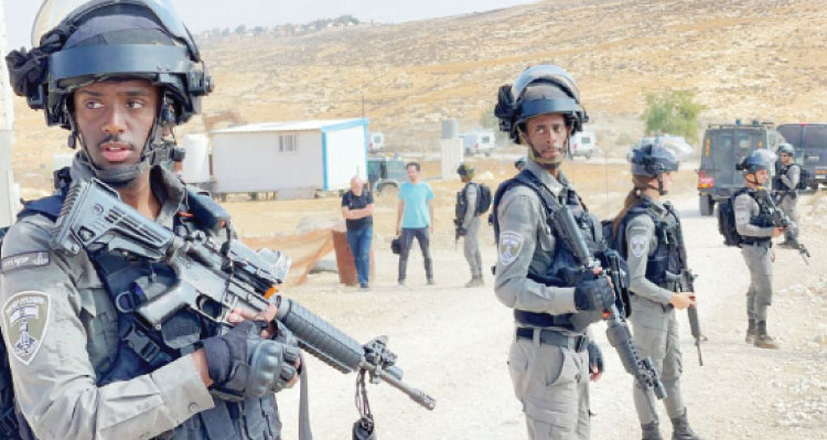 قوات الأمن الإسرائيلية ترافق عملية هدم منزل فلسطينيين في الخليل بالضفة الغربية في 3 تشرين الثاني (نوفمبر)