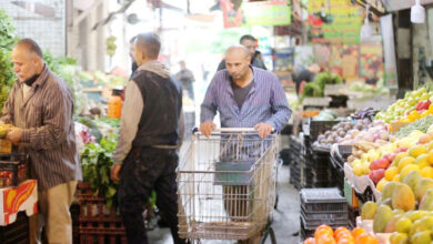 مواطنون خلال تسوقهم لمنتجات زراعية محلية في أحد أسواق عمان-(تصوير: أمير خليفة)