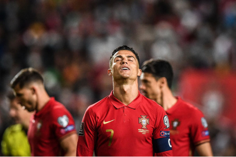 حسرة لاعب المنتخب البرتغالي كريستيانو رونالدو بعد فشل منتخب بلاده في التأهل المباشر لكأس العالم- (أ ف ب)