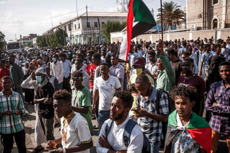 سودانيون خلال تظاهرة "مليونية الوفاء للشهداء" في الخرطوم أمس - (ا ف ب)